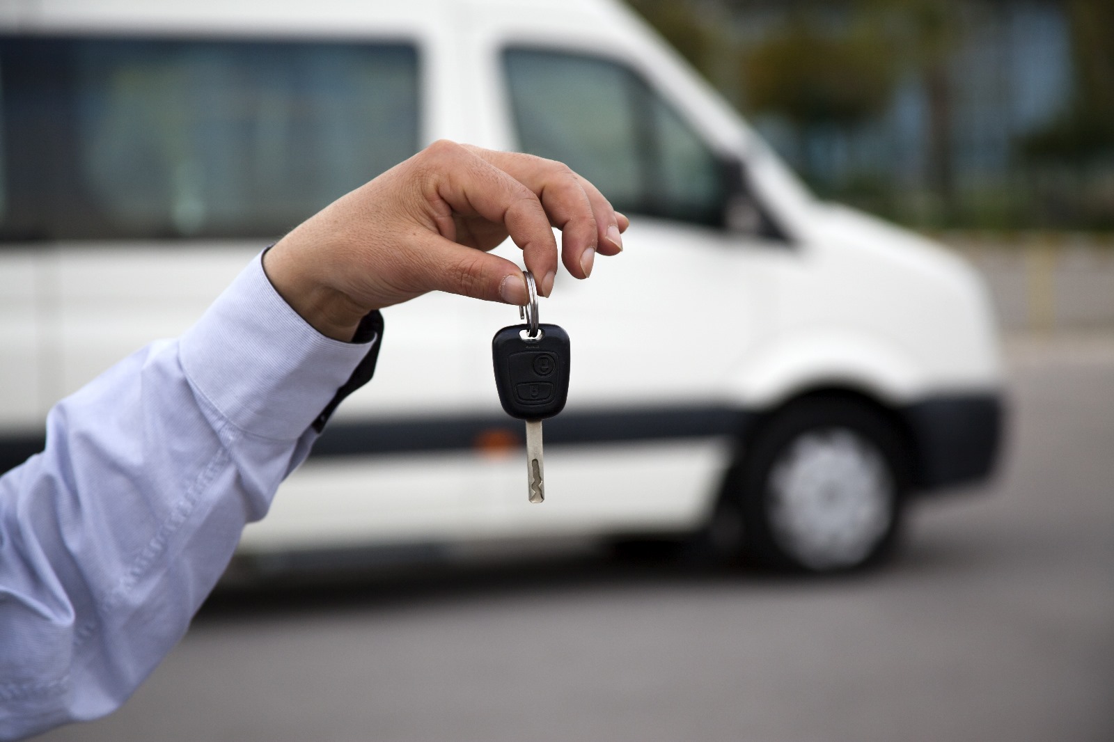 Mann hält Kleinbusschlüssel in der Hand